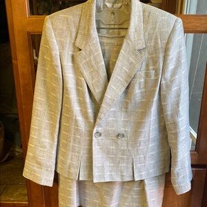Vintage Gray Tweed Size 14 Suit with Textured Fabric and Classic Lapels